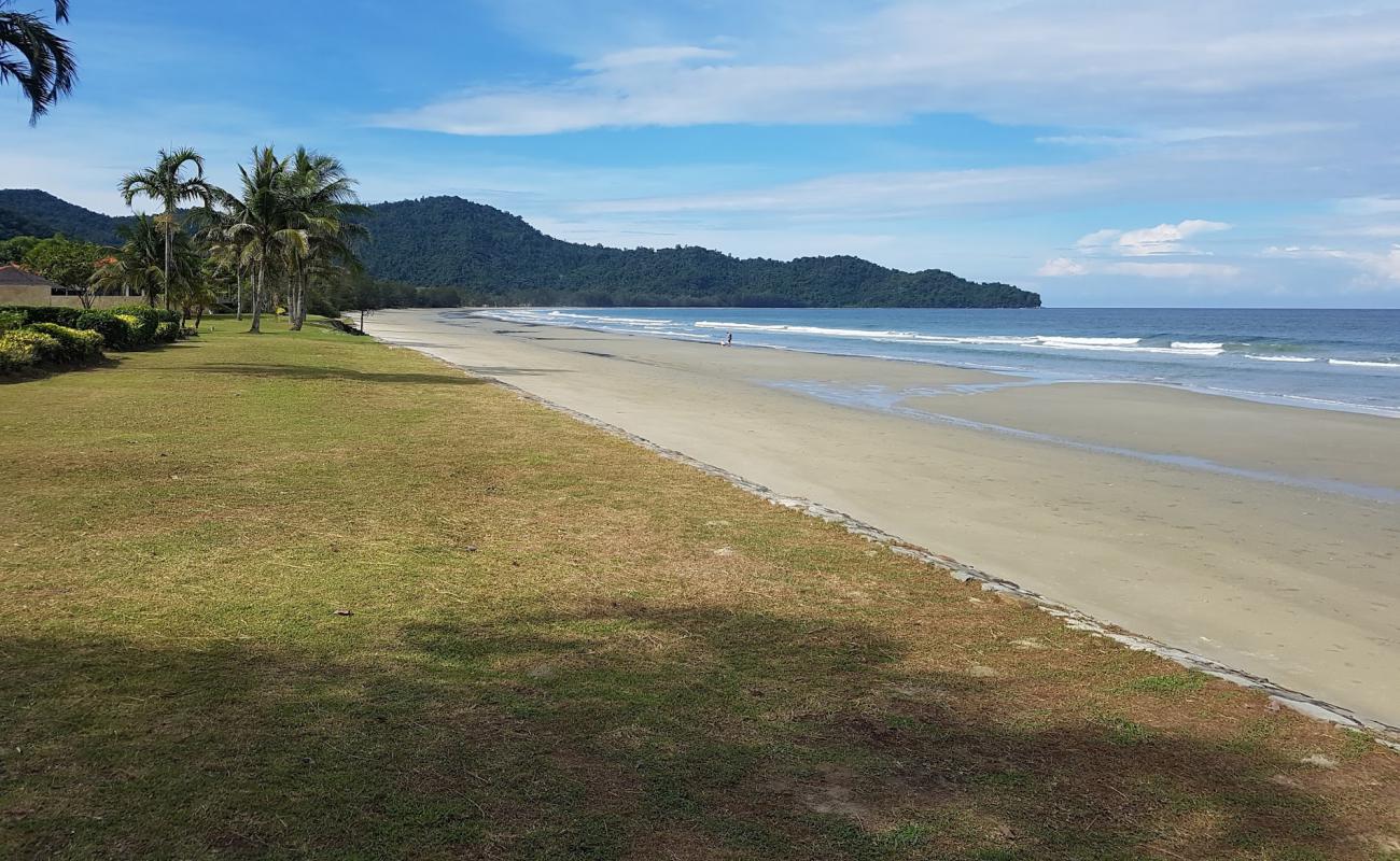 Photo de Karambunai Beach avec sable fin et lumineux de surface