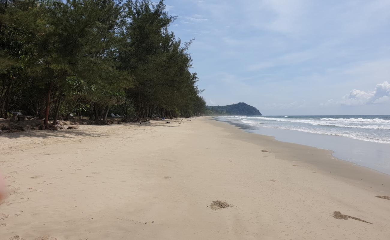 Photo de Tuaran Beach avec sable beige de surface