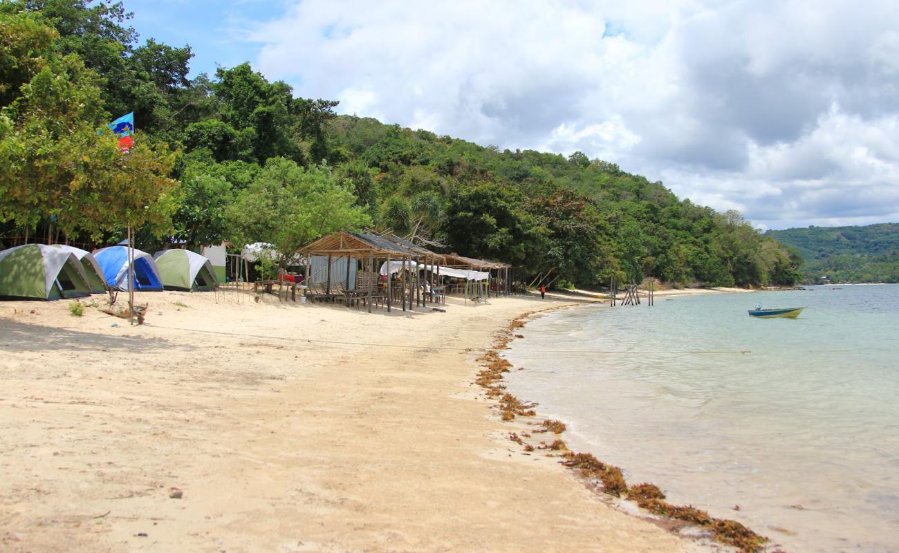 Photo de Rang Bulan Beach avec sable beige fin de surface