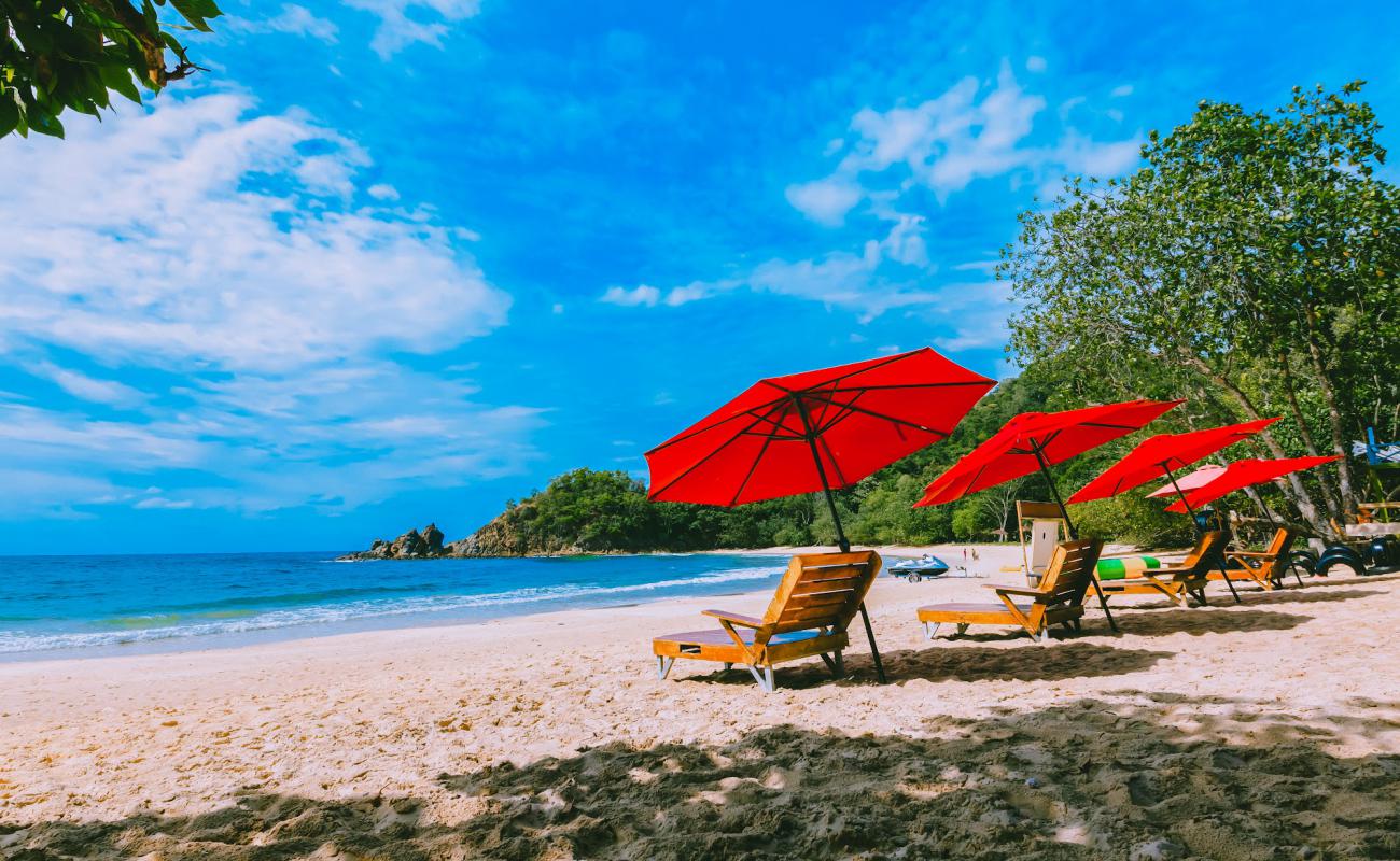 Photo de Usukan Island Beach avec sable fin et lumineux de surface