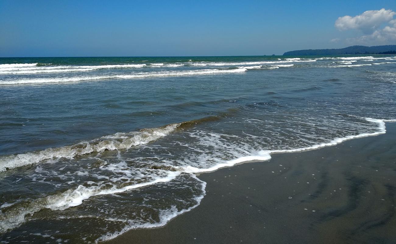 Photo de Buek Merengin Beach avec sable gris de surface