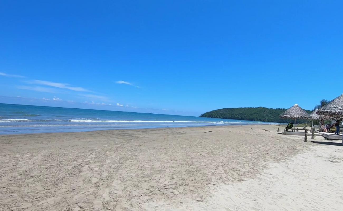 Photo de D'Dayang Beach avec sable lumineux de surface