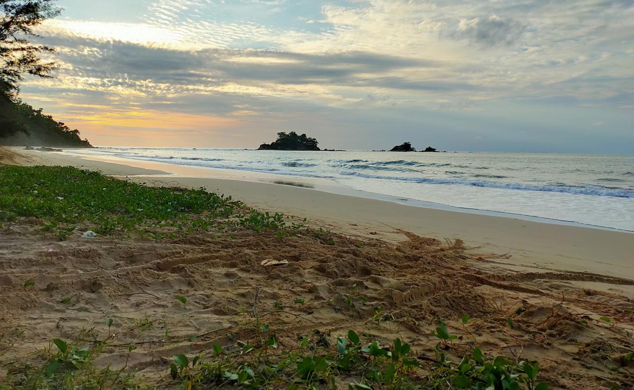 Photo de Lok Nunsung Beach avec sable beige fin de surface