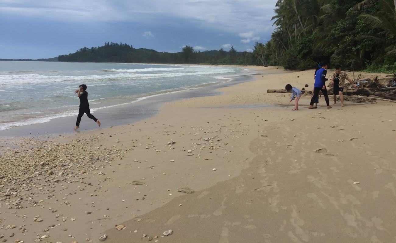 Photo de Indarason Beach avec sable beige de surface
