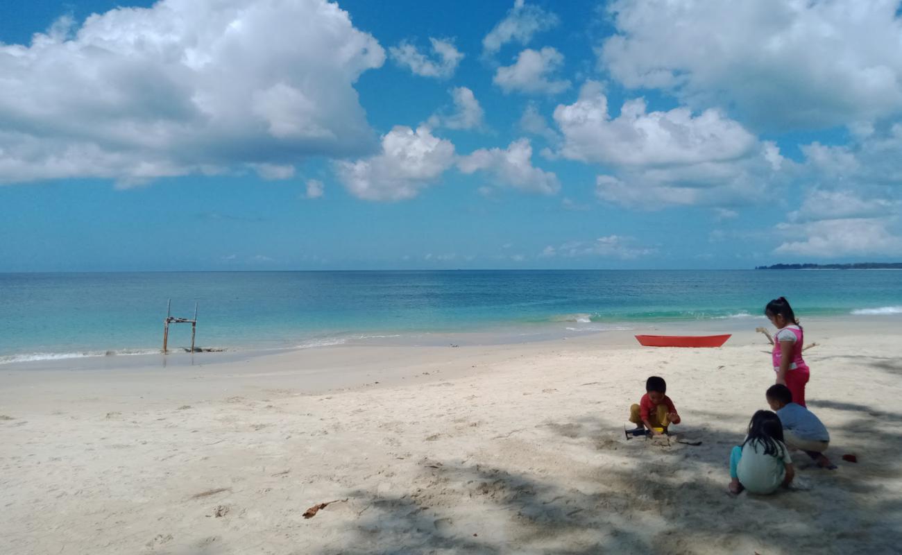 Photo de Bida Beach avec sable beige de surface