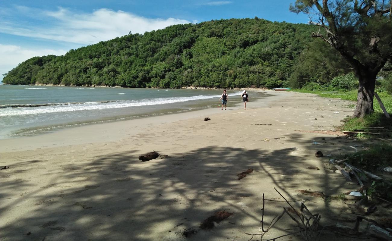 Photo de Loro Kecil Beach avec sable lumineux de surface