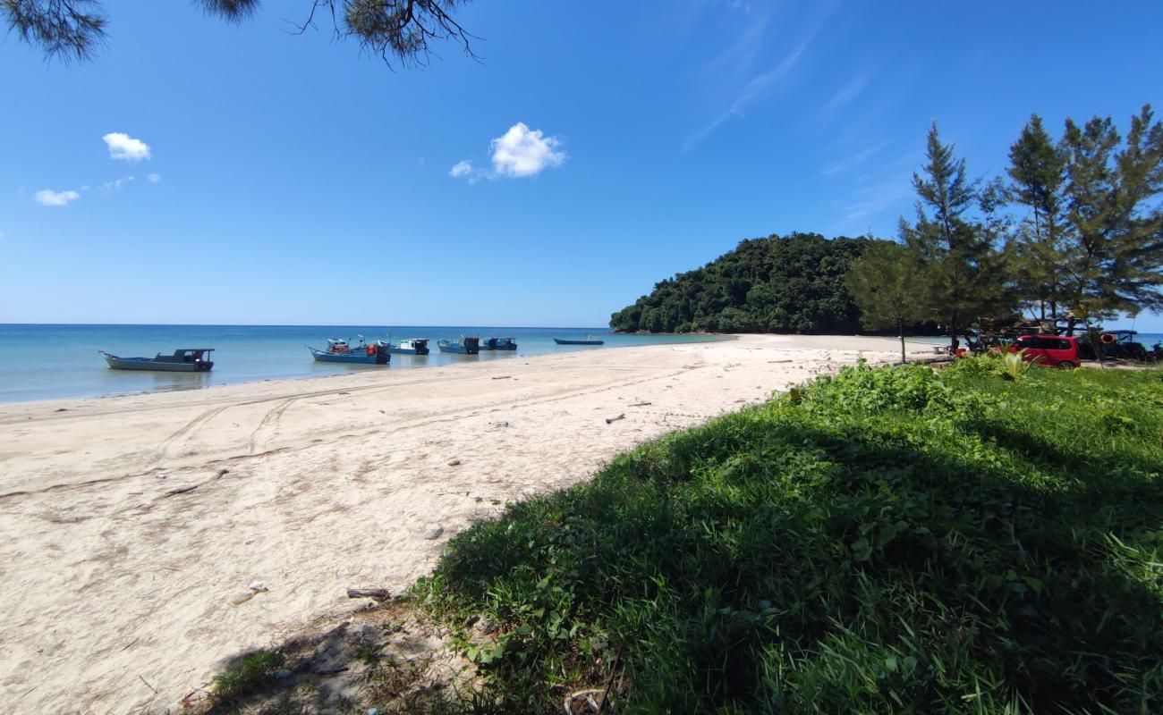 Photo de Kelambu Beach avec sable fin et lumineux de surface