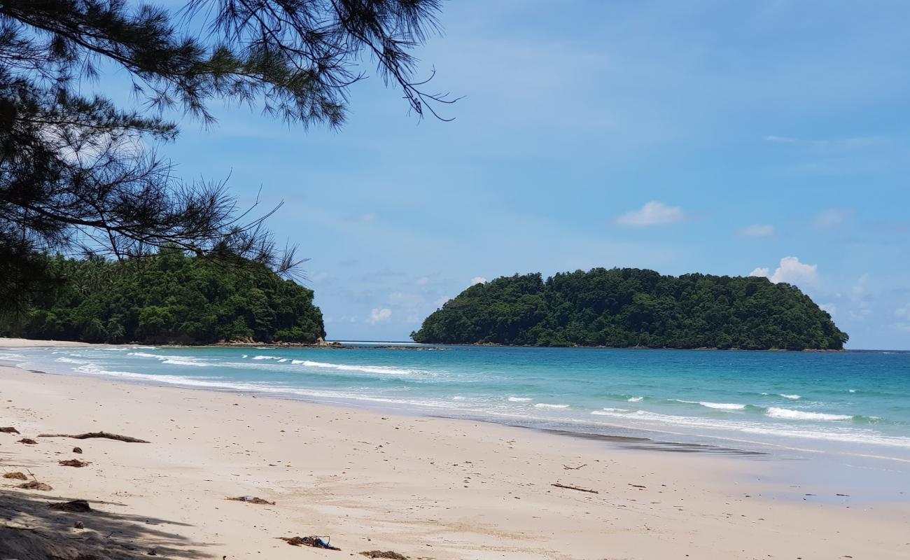 Photo de Bavang Jamal Beach avec sable fin et lumineux de surface