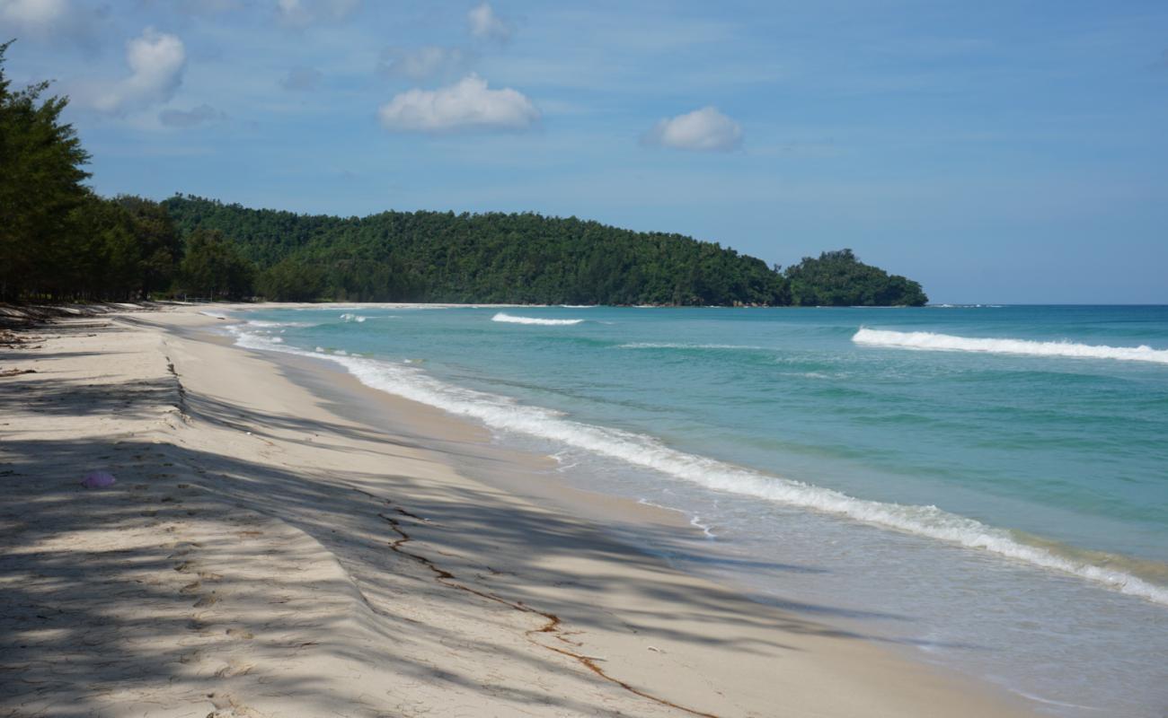 Photo de Kalampunian Beach avec sable beige fin de surface