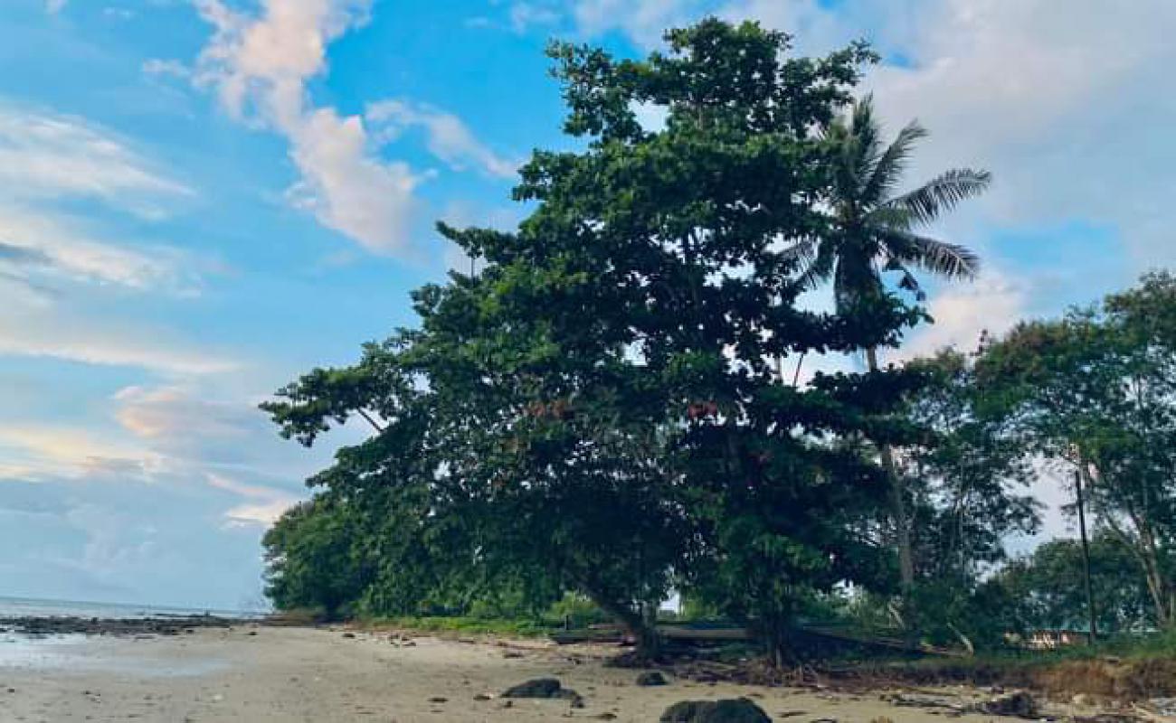 Photo de Batu village Beach avec sable lumineux de surface