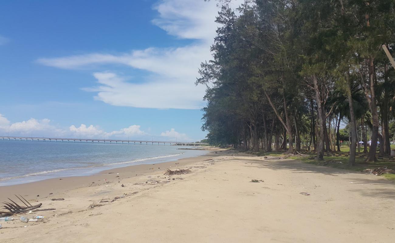 Photo de Sahabat Beach avec sable beige de surface