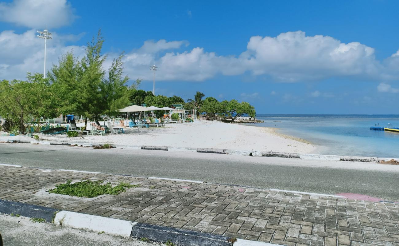 Photo de Feydhoo Rashikeda Athiri Beach avec sable blanc avec caillou de surface