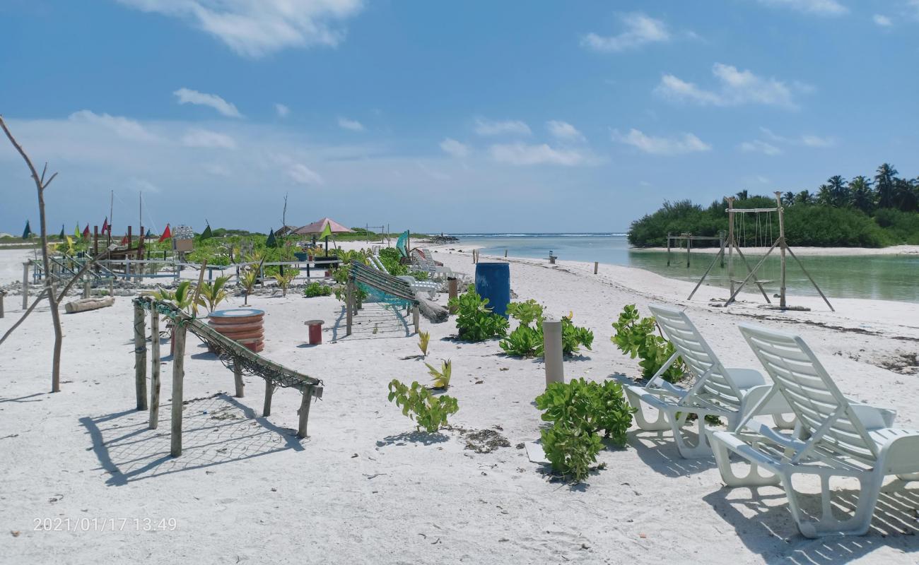 Photo de Feydhoo Sunset Beach avec sable blanc de surface