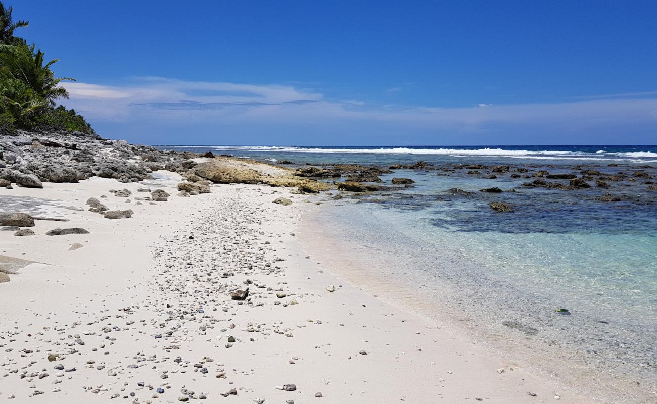 Photo de Neregando Beach avec sable beige & galets de surface