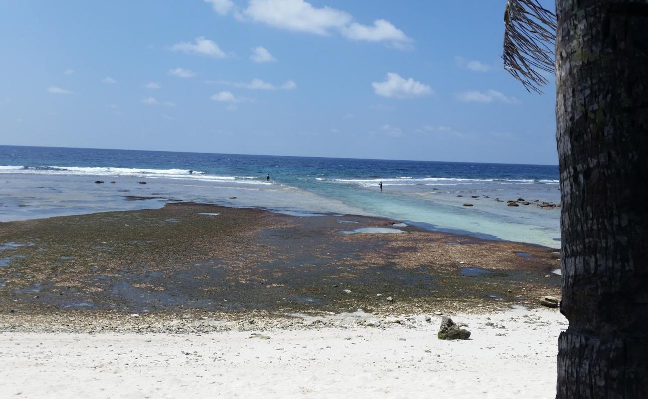 Photo de Maaneyre Athiri Beach avec sable clair avec caillou de surface