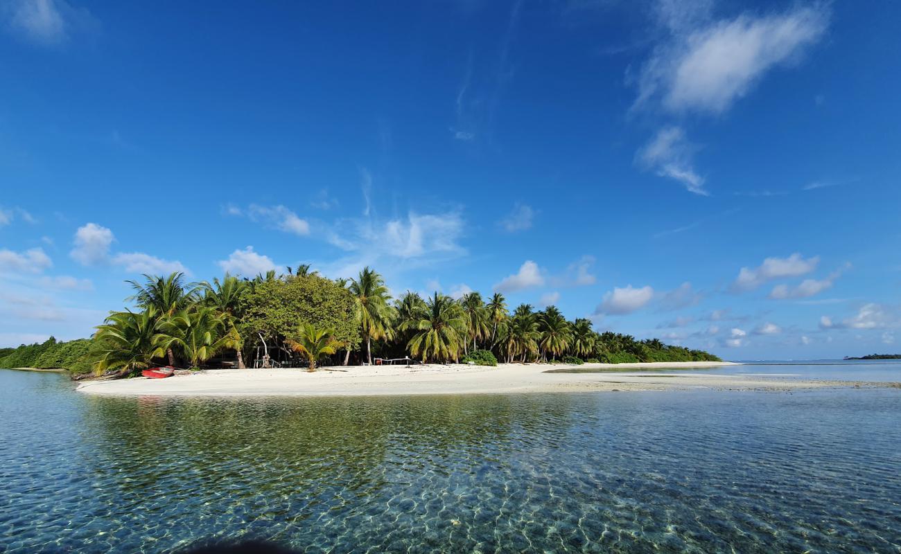 Photo de Olhuvaali Beach avec sable beige de surface