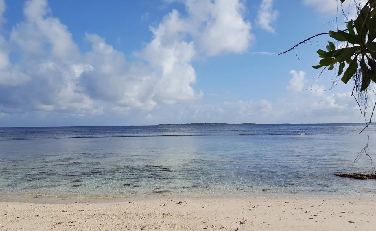 Photo de Raalhugandhu Beach avec sable fin blanc de surface