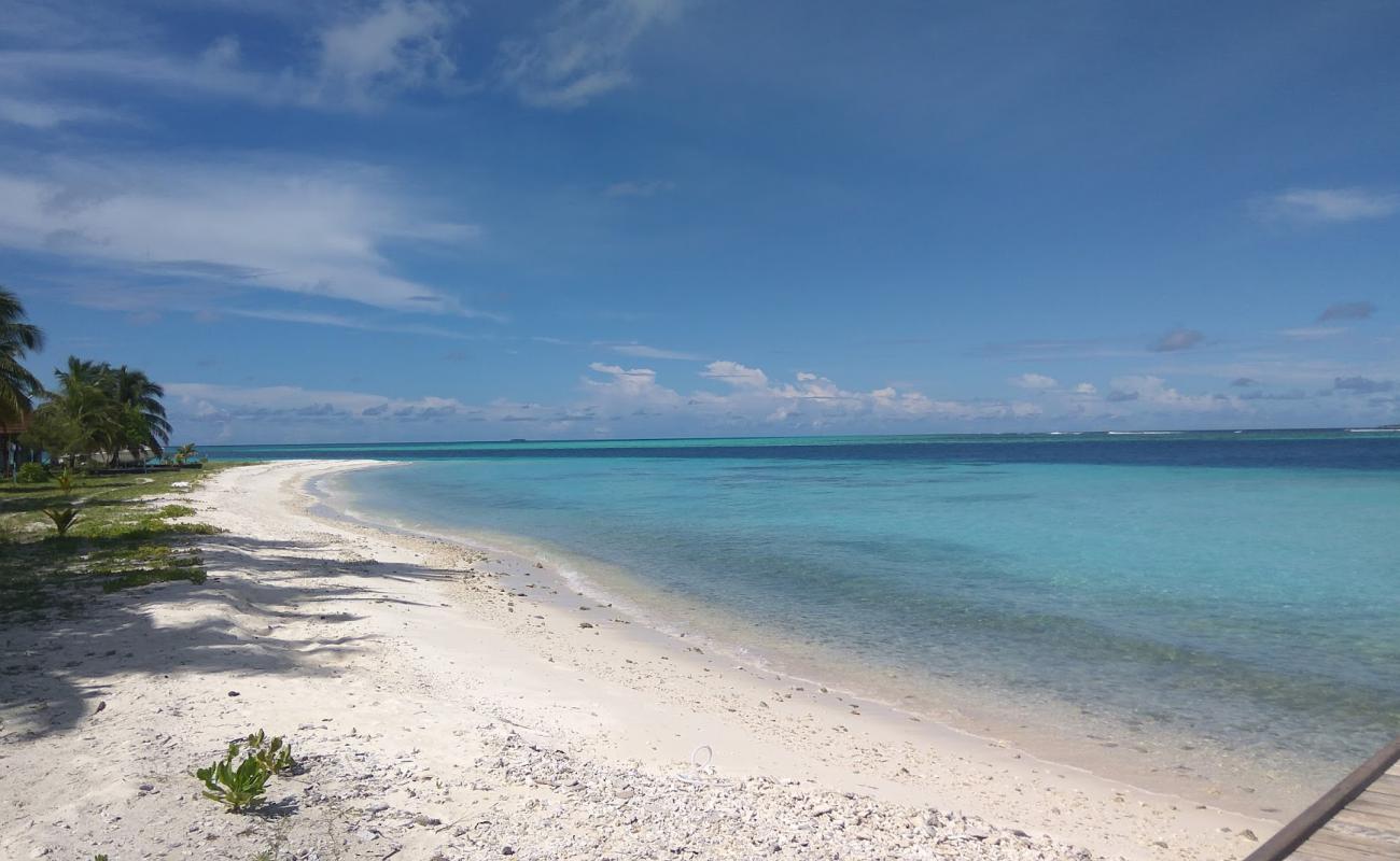 Photo de Raalhuveli Beach avec sable blanc avec caillou de surface