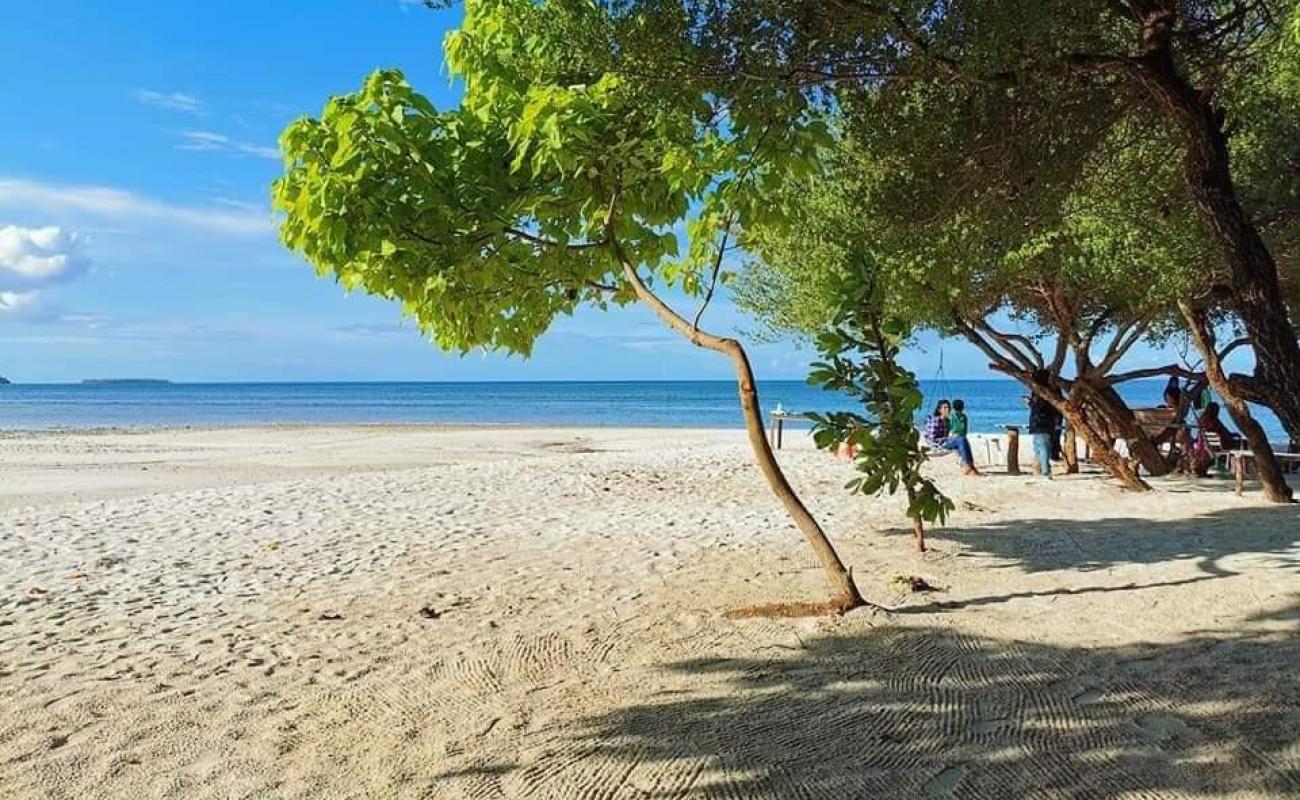 Photo de Rodhevarrehaa beach avec sable beige de surface
