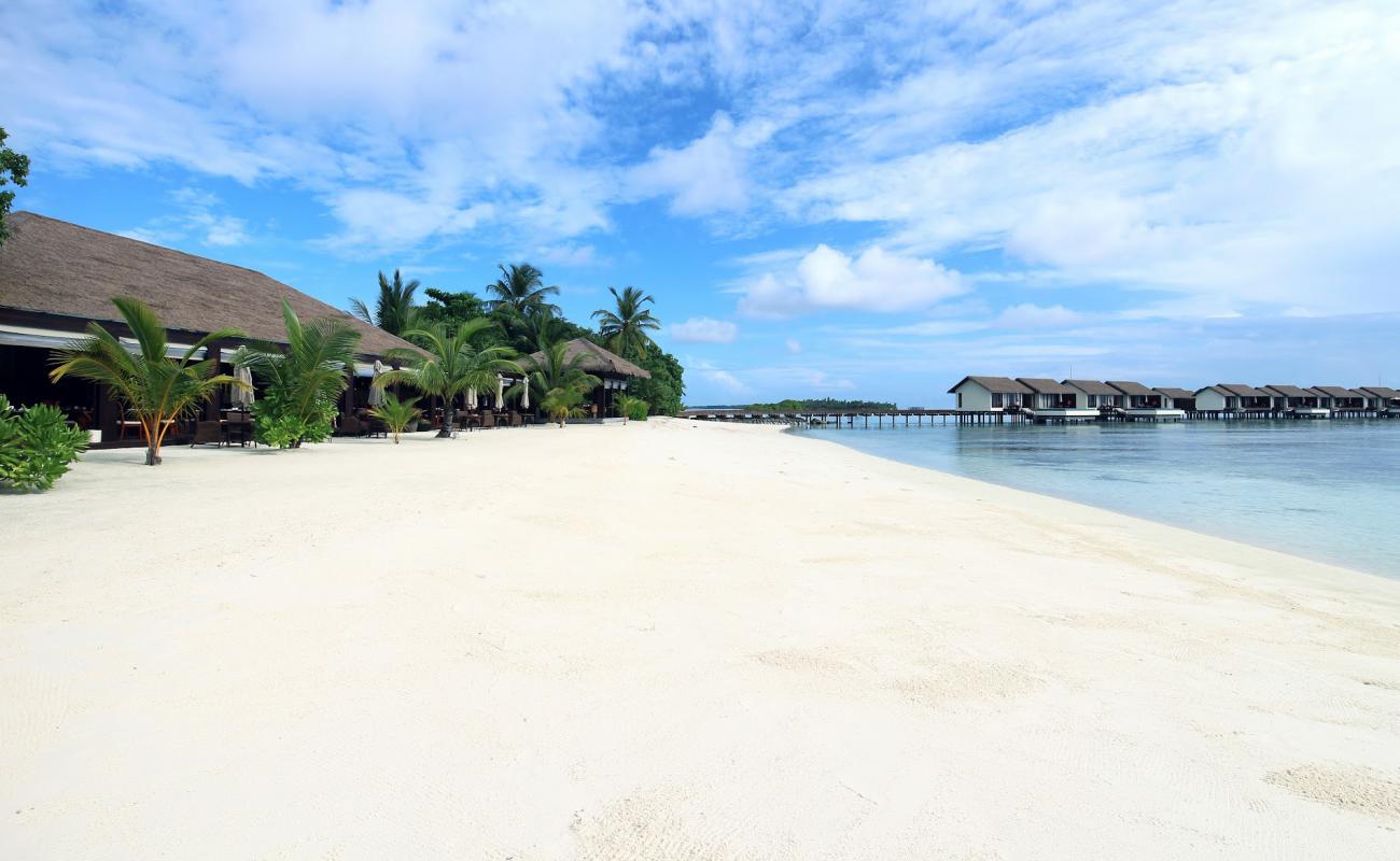 Photo de Falhumaafushi Resort Beach avec sable fin blanc de surface