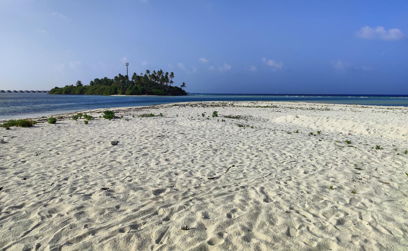 Photo de Maamendhoo Beach avec sable beige de surface