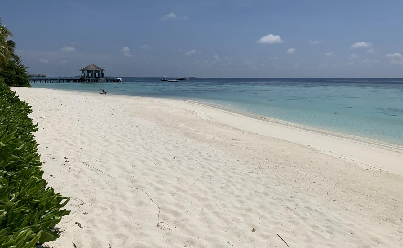 Photo de Meradhoo Beach avec sable blanc de surface
