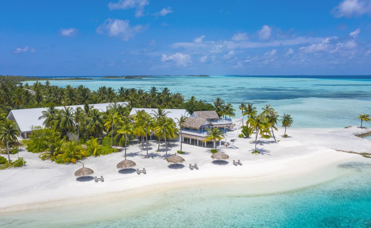 Photo de Plage du complexe Rhaa Resort avec sable fin blanc de surface