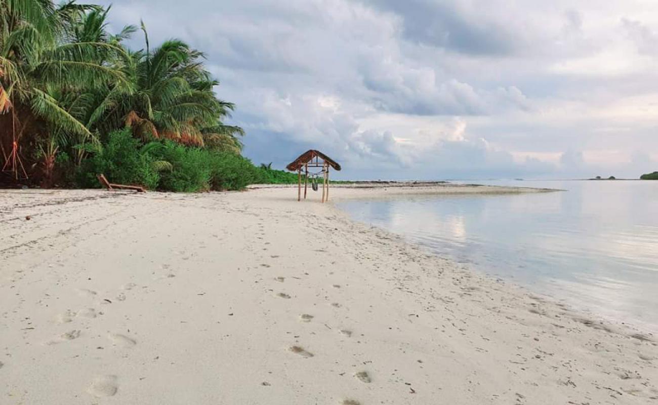 Photo de Kunahandhoo Beach avec sable lumineux de surface