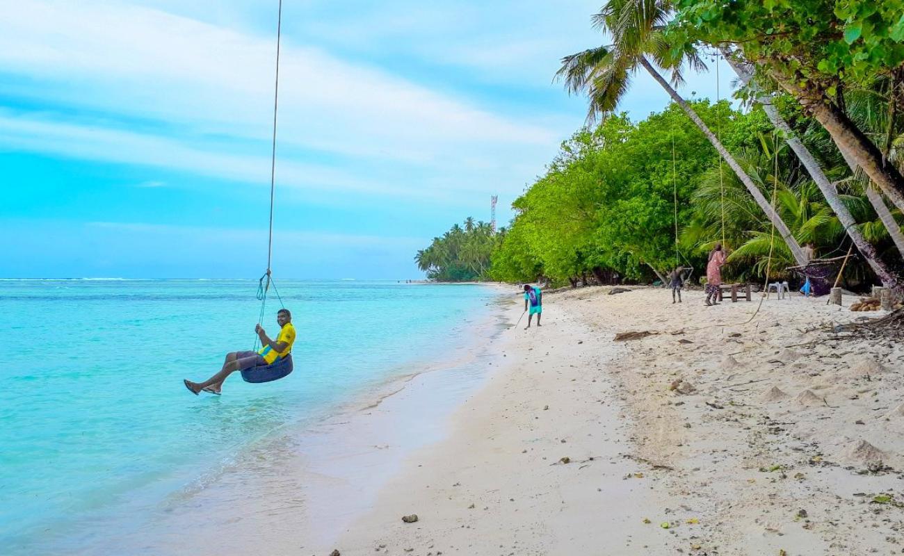 Photo de Fonadhoo Beach avec sable lumineux de surface