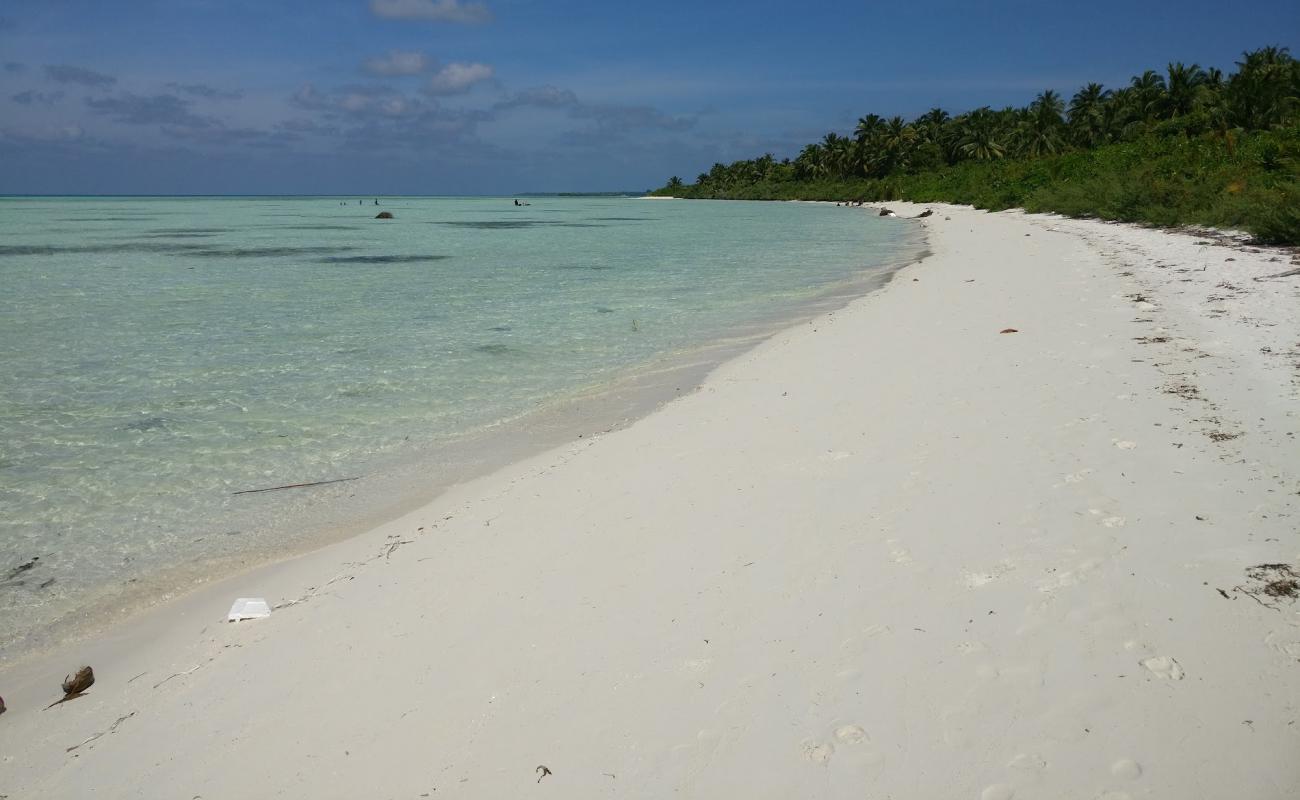 Photo de Ruhththibiran Beach avec sable blanc de surface