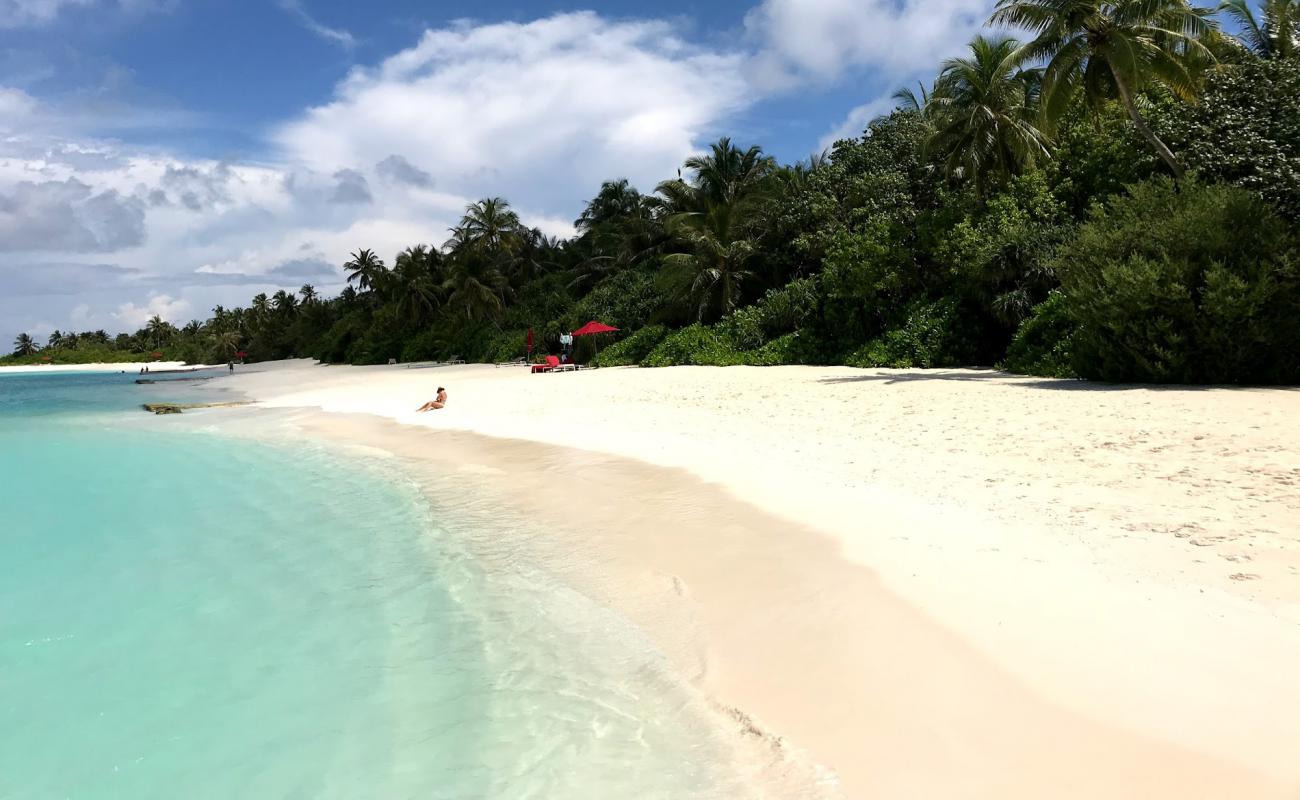 Photo de Niyama Resort Beach avec sable fin blanc de surface