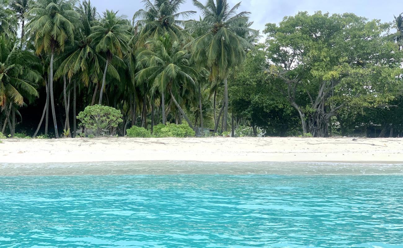 Photo de Maadheli Beach avec sable blanc de surface