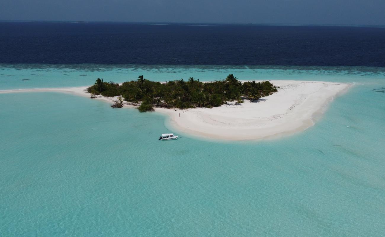 Photo de Feeali Beach avec sable fin blanc de surface