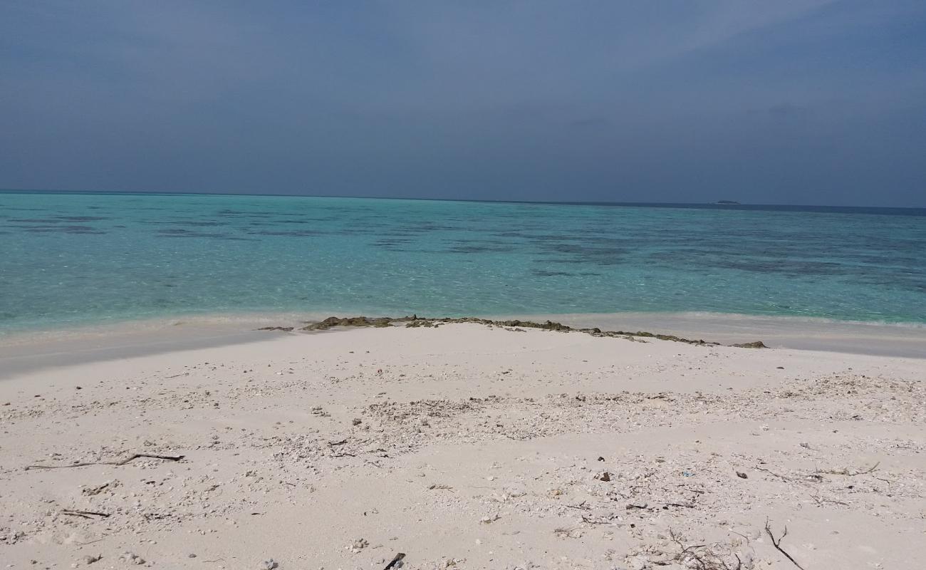 Photo de Dhiguvarufinolhu Beach avec sable brillant et rochers de surface