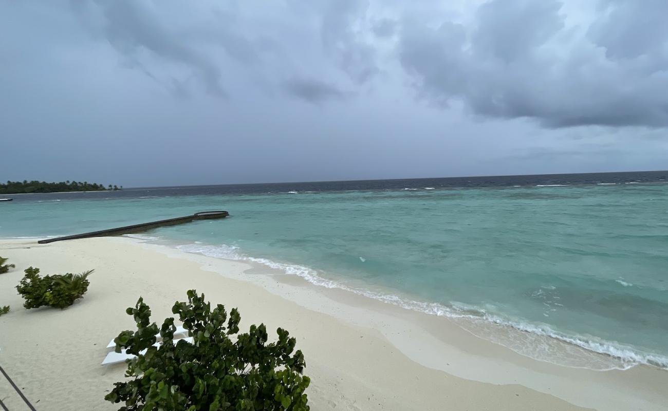 Photo de Plage d'Aarah avec sable fin blanc de surface