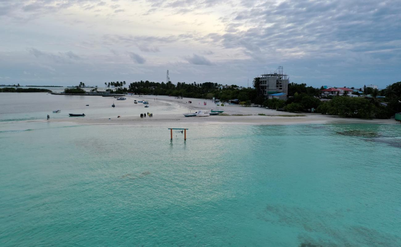 Photo de Naanu Beach avec sable beige de surface