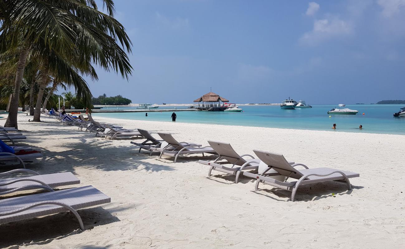 Photo de Holiday Inn Kandooma avec sable blanc de surface