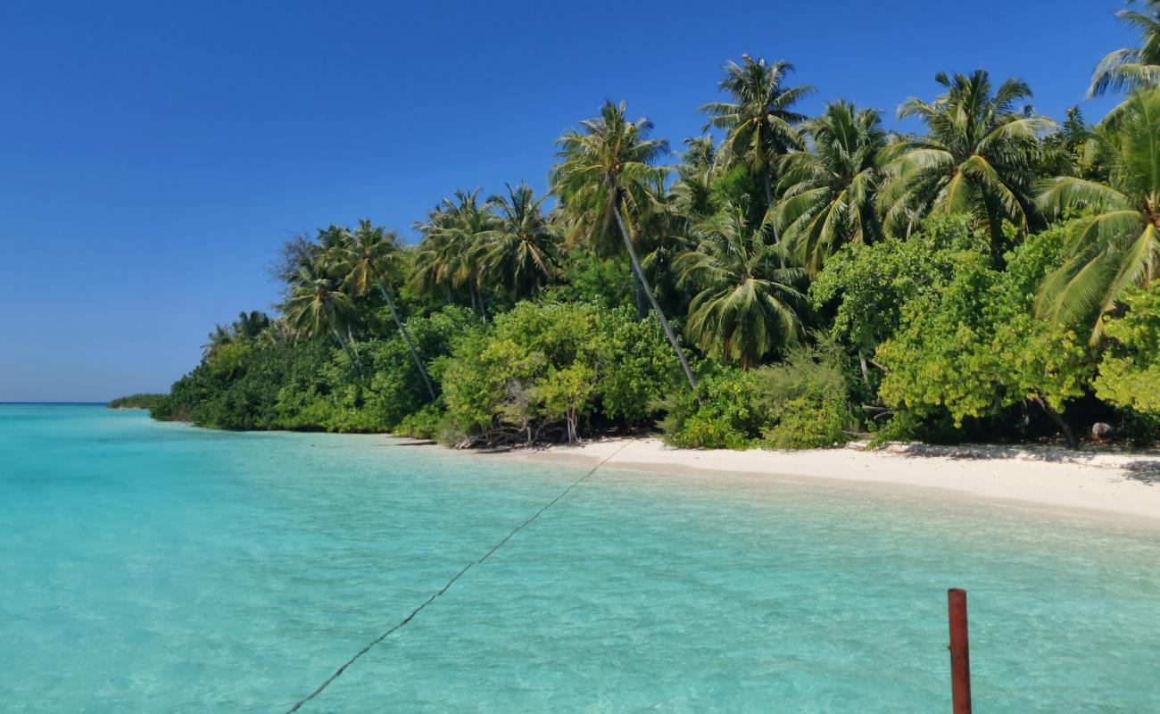 Photo de Villingillivaru Beach avec sable blanc de surface