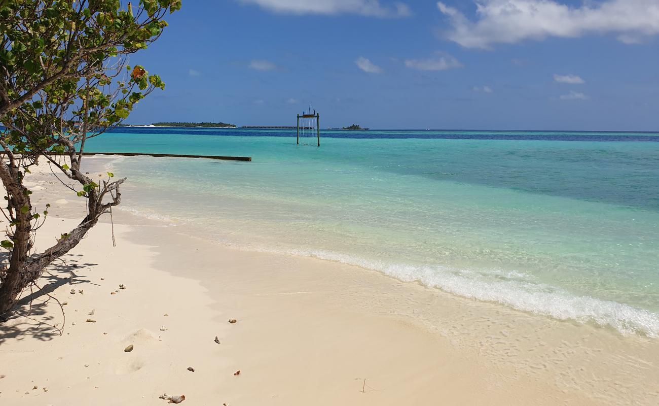 Photo de Gulhi Beach South avec sable blanc de surface