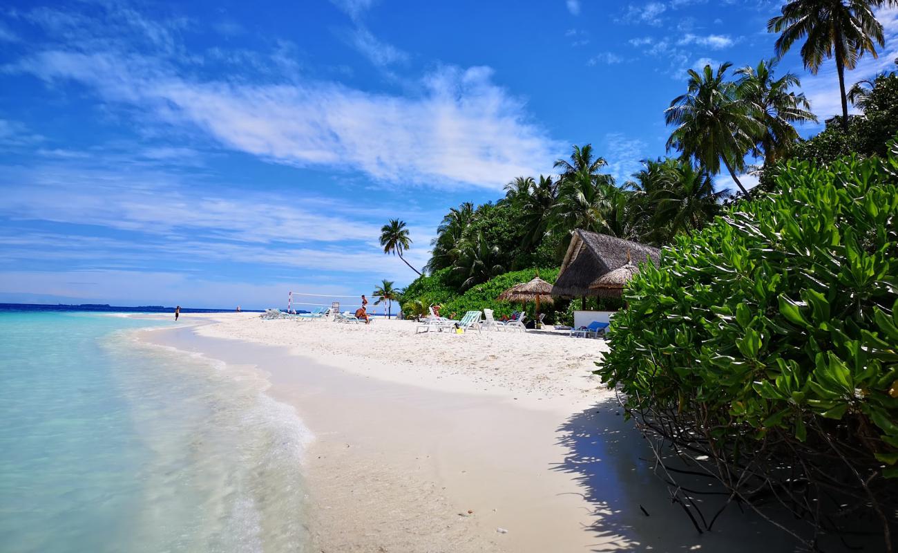 Photo de Fihalhohi Island Resort avec sable fin blanc de surface
