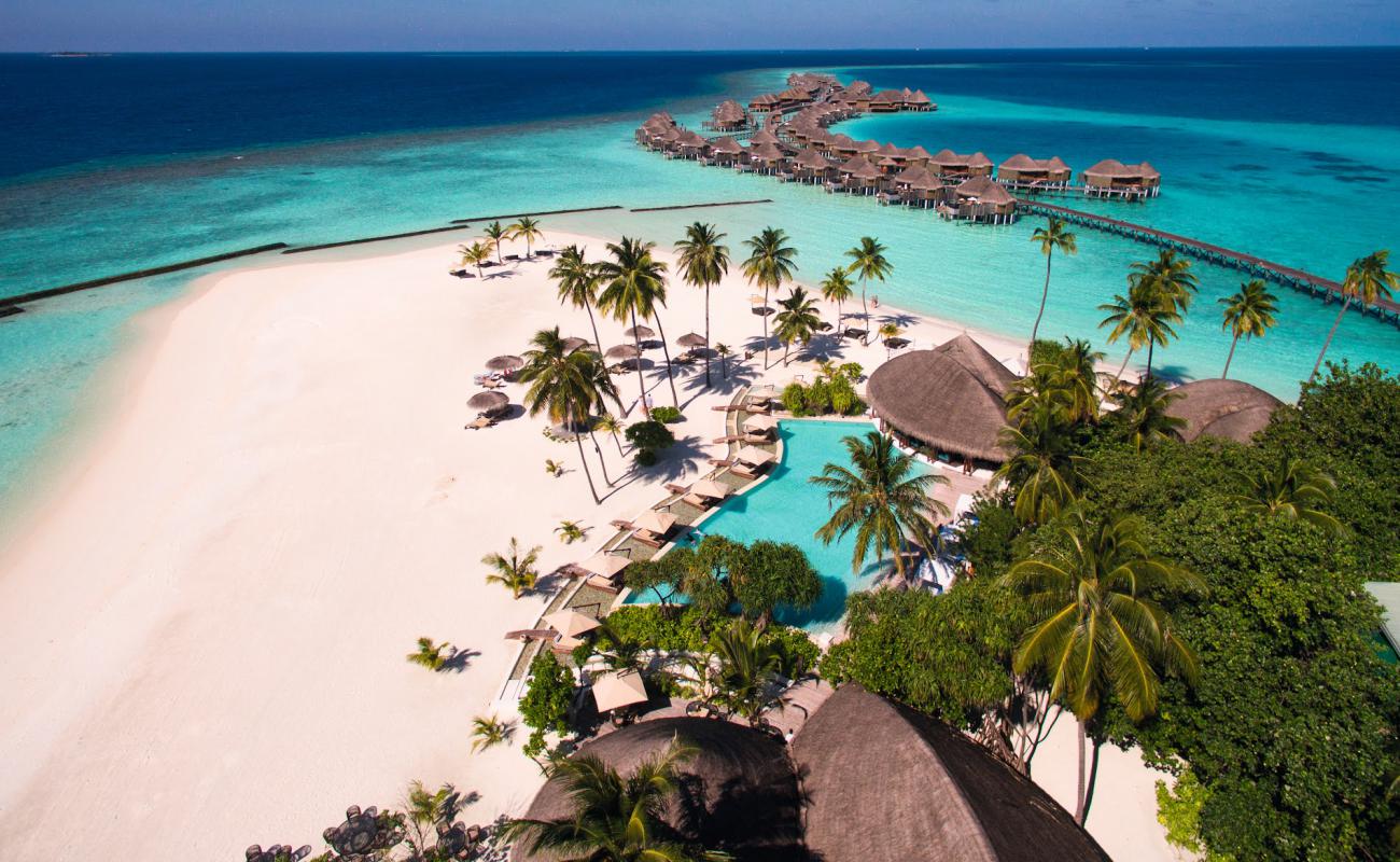 Photo de Constance Halaveli Island avec sable blanc de surface