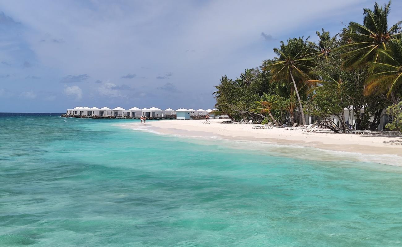 Photo de Sandies Bathala Resort avec sable blanc de surface