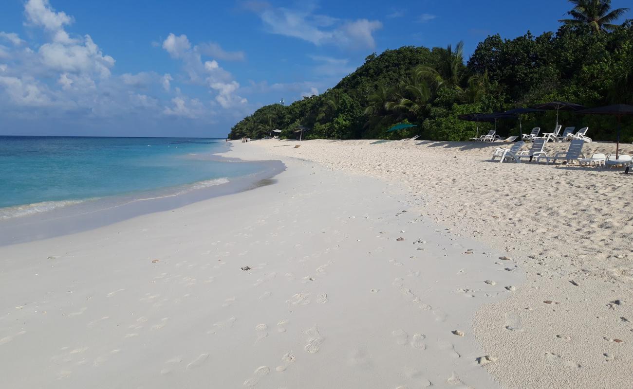 Photo de Gunbaru Beach avec sable blanc de surface