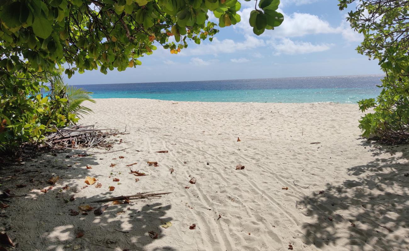 Photo de Olhumathi Beach avec sable blanc de surface