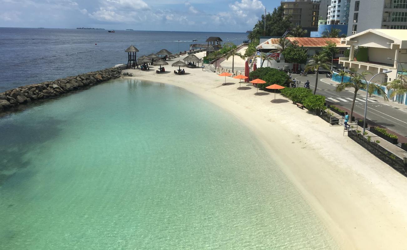Photo de Rasfannu Artificial Beach avec sable blanc de surface
