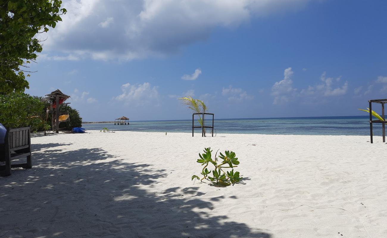 Photo de Himmafushi Beach avec sable blanc de surface
