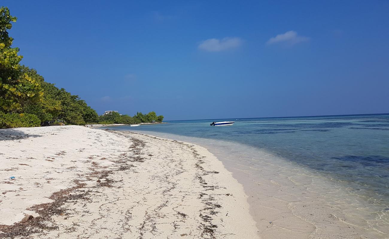 Photo de Himmafushi Beach II avec sable blanc de surface