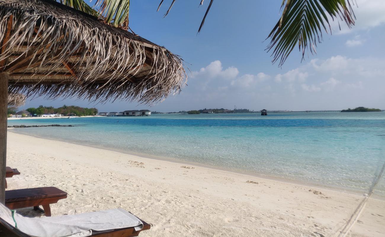 Photo de Cinnamon Dhonveli Beach avec sable blanc de surface