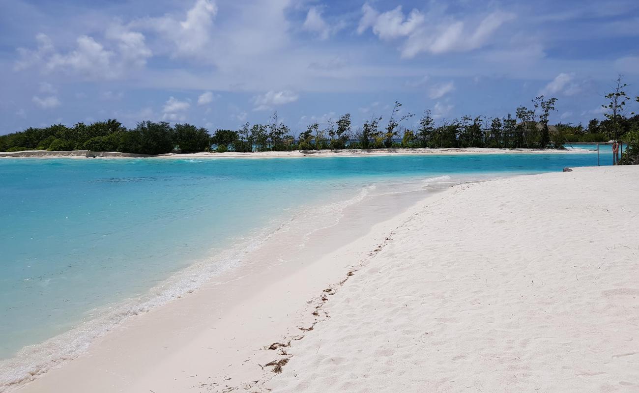 Photo de Kuda Huraa Resort Island avec sable blanc de surface