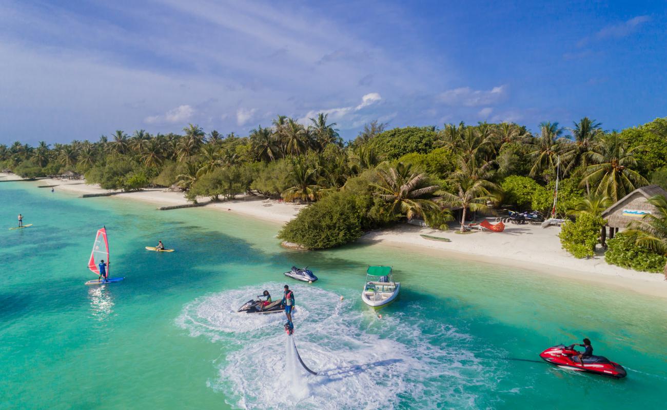 Photo de Adaaran Resort Island avec sable blanc de surface